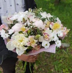 Букет с пионами и орхидеями &laquo;Пиончик&raquo;