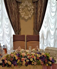 Бело-розовое оформление зала &laquo;Счастливый день&raquo;