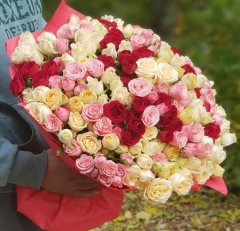Букет из 21 кустовой розы &laquo;Чувство влюблённости&raquo;