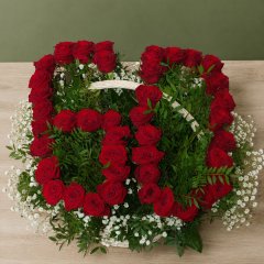 Корзина из 41 красной розы с гипсофилой &mdash; купить с доставкой