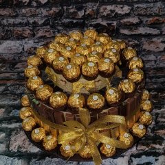 Съедобная композиция &laquo;Торт из сладостей&raquo;