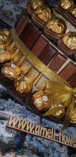Съедобная композиция &laquo;Торт из сладостей&raquo;