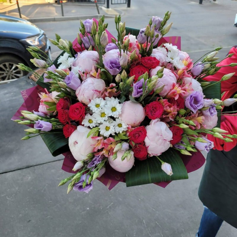 Букет с пионами и эустомой &laquo;Великолепие&raquo;