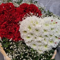 Композиция из гвоздик &laquo;Любовь&raquo;