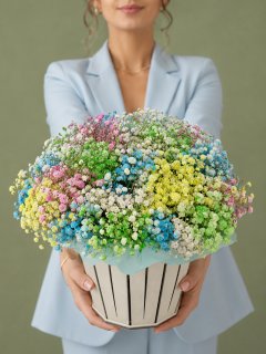 Радужная композиция из цветной гипсофилы в шляпной коробке