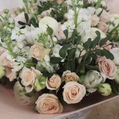 Сборный букет из тюльпанов и кустовых роз &laquo;Её мечта&raquo;