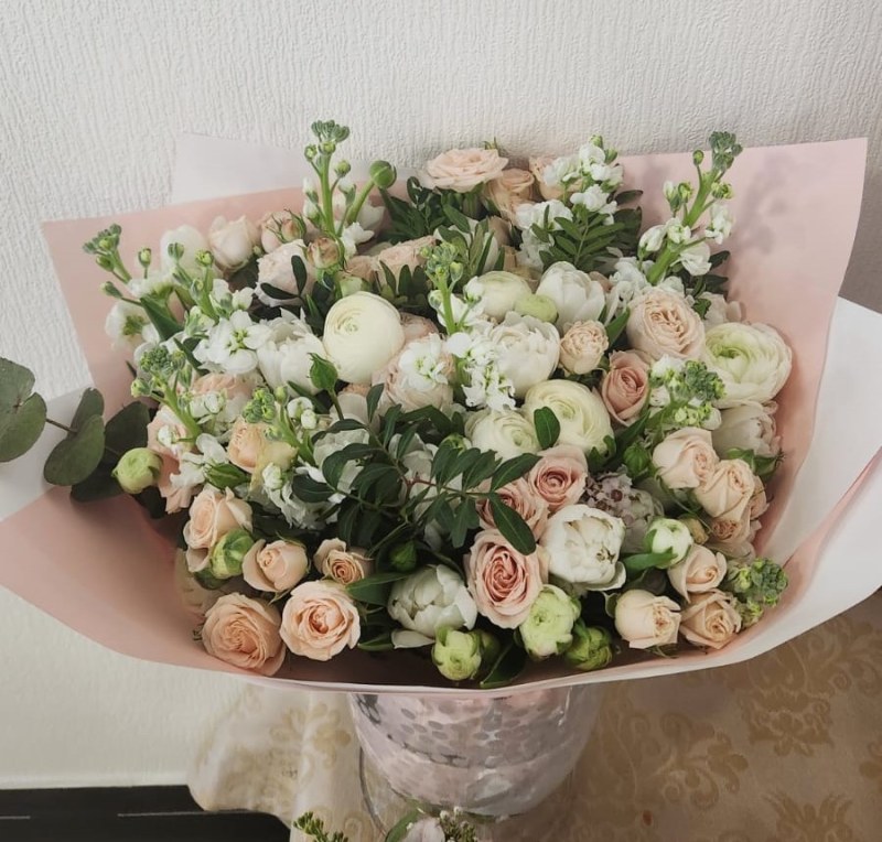 Сборный букет из тюльпанов и кустовых роз &laquo;Её мечта&raquo;