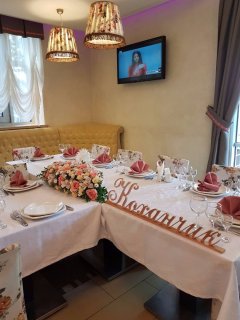 Розовое оформление зала &laquo;Лучший день&raquo;